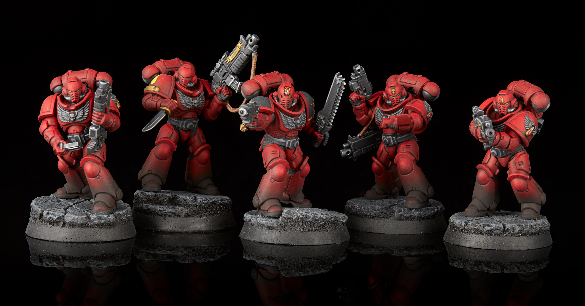 Blood spaces. Blood Angels Assault Intercessors. Blood Angels Warhammer 40000 Assault Intercessor. Кровавые ангелы Warhammer 40000 миниатюры. Primaris Intercessors Blood Angel.