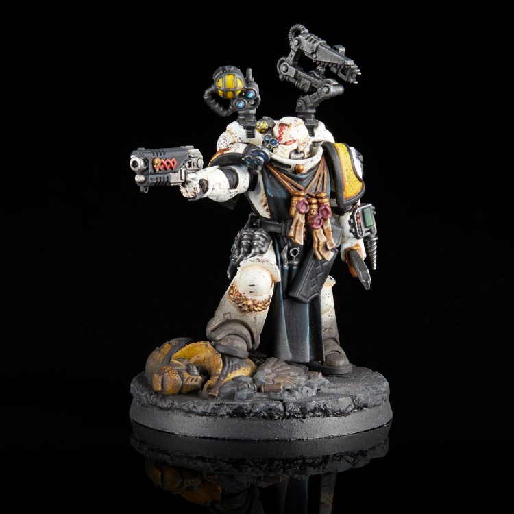 Imperial Fists Primaris Apothecary