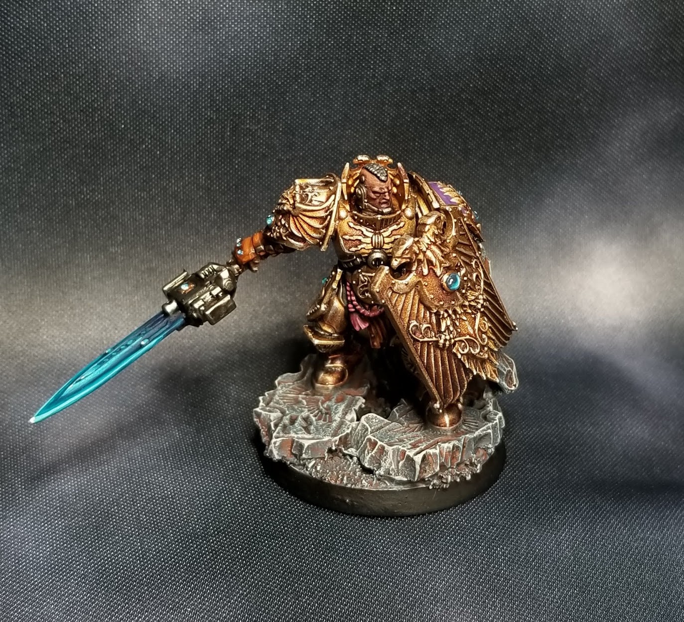 Shadowkeeper Custodes, Cloth – Wash with Nuln Oil