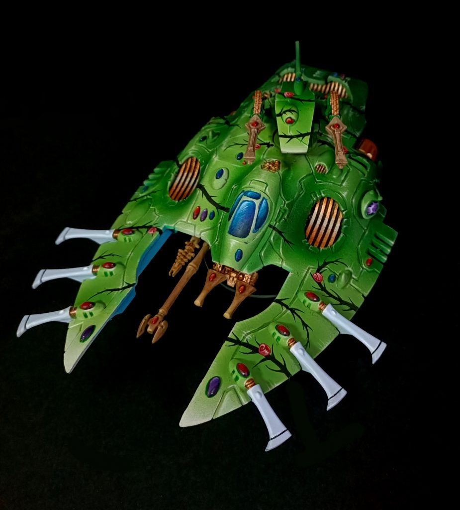 Wave Serpent with Shuriken cannons painted in Biel-Tan colours
