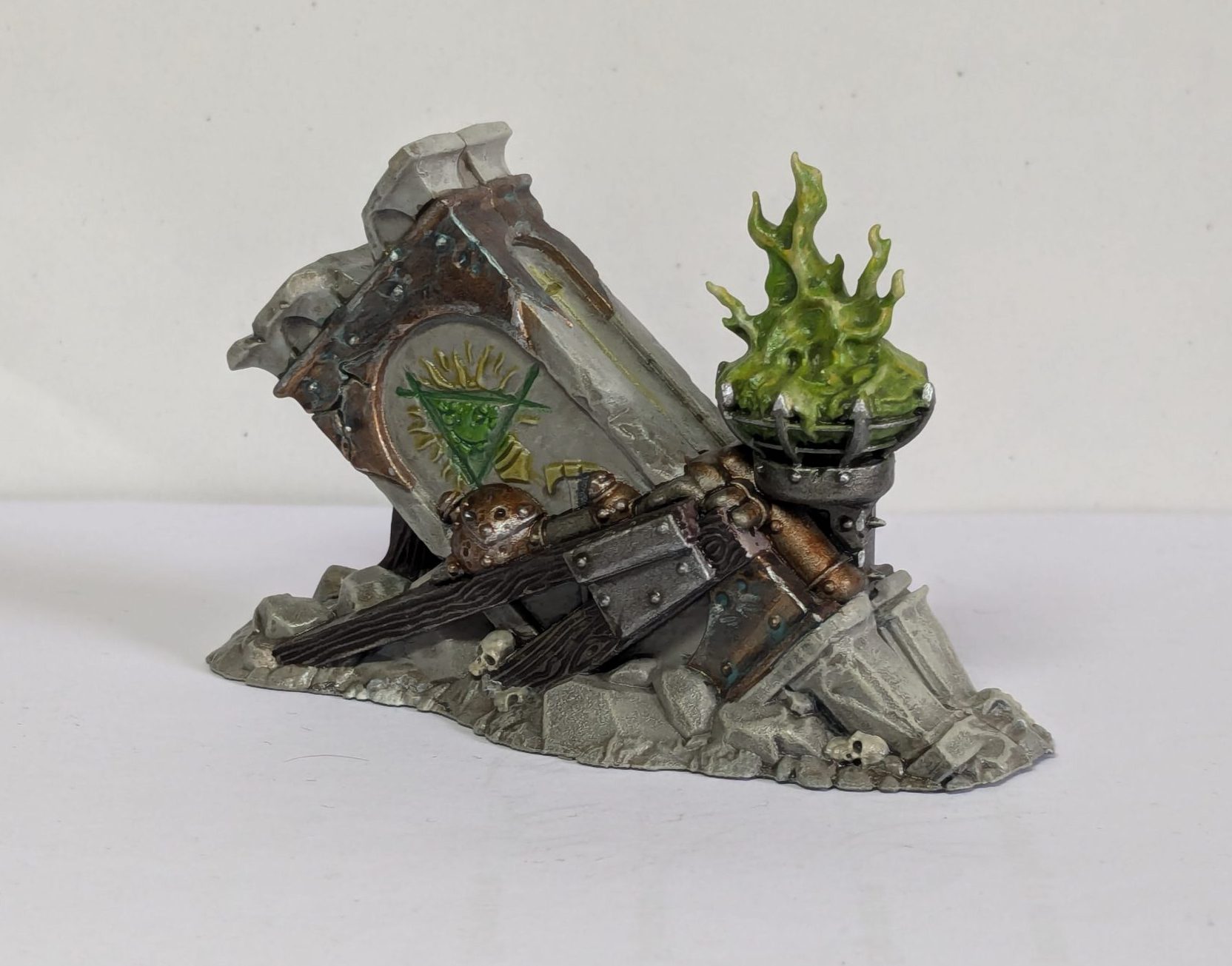 ruined pillar terrain featuring a warpstone brazier and skaven contraption from Spearhead: Fire and Jade. Credit: Roxin